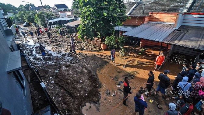 Suasana komplek perumahan Jati Endah Regency, Pasir Jati, Cilengkrang, Kabupaten Bandung, Jawa Barat, pasca diterjang banjir bandang, 10 Februari 2019. Banjir bandang yang terjadi akibat jebolnya tanggul penahan air sungai saat hujan deras pada Sabtu (9/2) malam tersebut menyebabkan sekitar tujuh rumah rusak berat dan tiga orang tewas. 