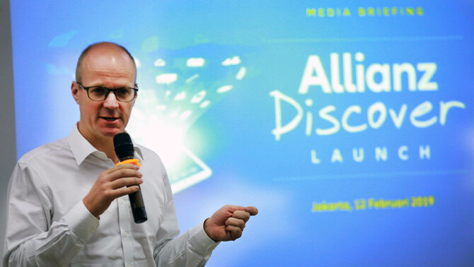 Country Manager & Direktur Utama Allianz Life Indonesia, Joos Louwerier saat memperkenalkan aplikasi digital untuk tenaga pemasar asuransi jiwa dan kesehatan bernama Allianz Discover di Jakarta, Selasa (12/2/2019).

