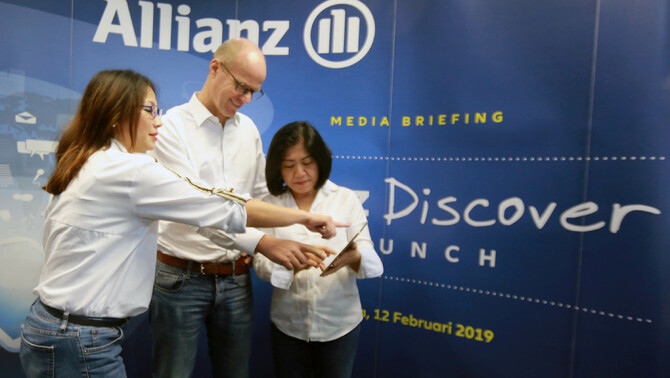 Country Manager & Direktur Utama Allianz Life Indonesia, Joos Louwerier (tengah) bersama Chief Agency Officer Allianz Life Indonesia, Ginawati Djuandi (kanan) dan Head of Market Management Allianz Indonesia Karin Zulkarnaen di sela acara perkenalan aplikasi digital untuk tenaga pemasar asuransi jiwa dan kesehatan bernama Allianz Discover di Jakarta, Selasa (12/2/2019).