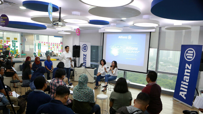 PT Asuransi Allianz Life Indonesia (Allianz Life) memperkenalkan pembaruan aplikasi digital untuk tenaga pemasar asuransi jiwa dan kesehatan yang memungkinkan nasabah secara interktif menentukan perlindungan sesuai kebutuhan, bernama Allianz Discover di Jakarta, Selasa (12/2/2019).