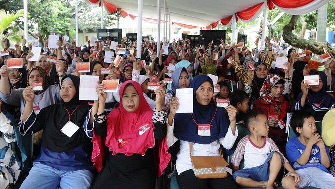 Ratusan Ibu rumah tangga penerima Bantuan Sosial Program Keluarga Harapan (PKH) Tahun 2019 di Sukmajaya, Depok, Jawa Barat, Selasa 12 Februari 2019.