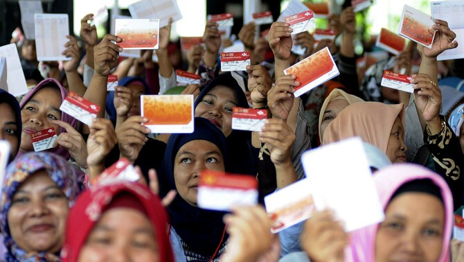Ratusan Ibu rumah tangga penerima Bantuan Sosial Program Keluarga Harapan (PKH) Tahun 2019 di Sukmajaya, Depok, Jawa Barat, Selasa 12 Februari 2019.
