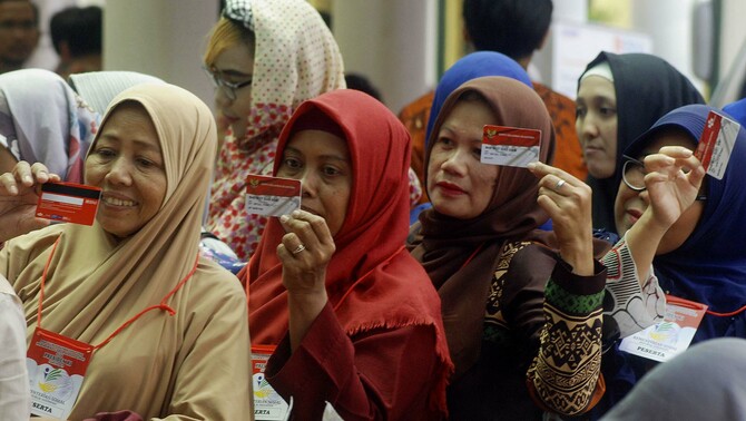 bu rumah tangga penerima Bantuan Sosial Program Keluarga Harapan (PKH) Tahun 2019 di Sukmajaya, Depok, Jawa Barat, Selasa 12 Februari 2019.
