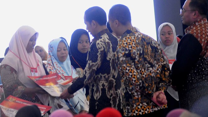 Presiden Joko Widodo (tengah), secara simbolis menyerahkan Bantuan Sosial Program Keluarga Harapan (PKH) Tahun 2019 di Sukmajaya, Depok, Jawa Barat, Selasa 12 Februari 2019.