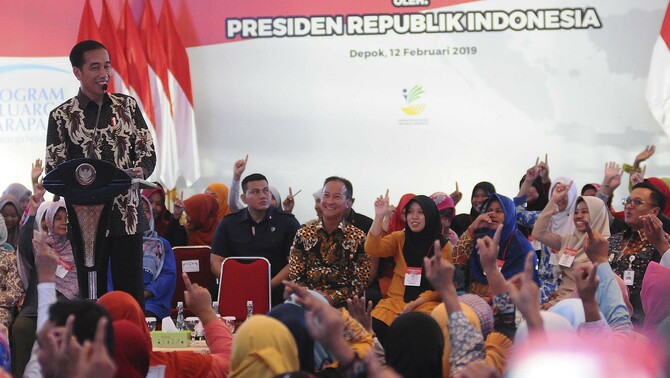 Presiden Joko Widodo menyampaikan arahan kepada penerima Bantuan Sosial Program Keluarga Harapan (PKH) Tahun 2019 di Sukmajaya, Depok, Jawa Barat, Selasa 12 Februari 2019.