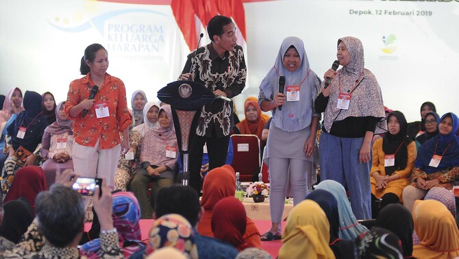 Presiden Joko Widodo (kedua kiri) berbincang dengan penerima Bantuan Sosial Program Keluarga Harapan (PKH) Tahun 2019 di Sukmajaya, Depok, Jawa Barat, Selasa 12 Februari 2019.