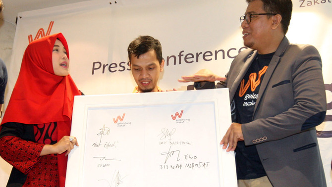 Chief Executive Officer Rumah Zakat Nur Efendi (kanan), Pemilik Batik Trusmi Sally Giovanni (kiri) dan Ketua Bidang Pengembangan Nazhir Forum Wakaf Produktif Badan Wakaf Indonesia Soleh Hidayat saat peluncuran Gerakan Gelombang Wakaf di Jakarta, Selasa (12/2/19). Gerakan ini merupakan sebuah respon dari data yang dikeluarkan oleh BWI (Badan Wakaf Indonesia), yang menyebutkan bahwa potensi wakaf uang di Indonesia mencapai  Rp180 Triliun sedangkan wakaf uang yang baru dimanfaatkan baru mencapai Rp 400 Milyar.