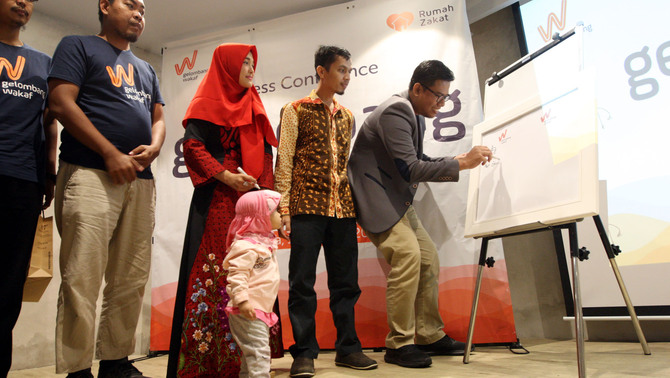 Chief Executive Officer Rumah Zakat Nur Efendi (kanan) didampingi Pemilik Batik Trusmi Sally Giovanni (ketiga kiri) dan Ketua Bidang Pengembangan Nazhir Forum Wakaf Produktif Badan Wakaf Indonesia Soleh Hidayat (kedua kanan) saat peluncuran Gerakan Gelombang Wakaf di Jakarta, Selasa (12/2/19). Gerakan ini merupakan sebuah respon dari data yang dikeluarkan oleh BWI (Badan Wakaf Indonesia), yang menyebutkan bahwa potensi wakaf uang di Indonesia mencapai  Rp180 Triliun sedangkan wakaf uang yang baru dimanfaatkan baru mencapai Rp 400 Milyar.