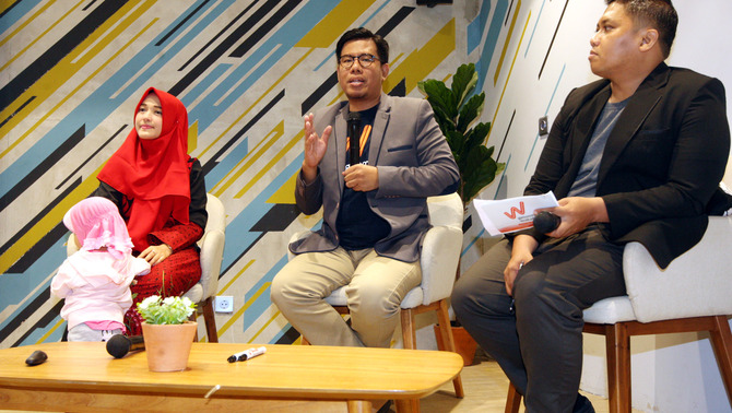 Chief Executive Officer Rumah Zakat Nur Efendi (tengah) bersama Pemilik Batik Trusmi Sally Giovanni (kiri) berbagi pengalaman saat peluncuran Gerakan Gelombang Wakaf di Jakarta, Selasa (12/2/19). Gerakan ini merupakan sebuah respon dari data yang dikeluarkan oleh BWI (Badan Wakaf Indonesia), yang menyebutkan bahwa potensi wakaf uang di Indonesia mencapai  Rp180 Triliun sedangkan wakaf uang yang baru dimanfaatkan baru mencapai Rp 400 Milyar.