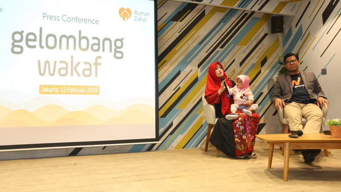 Pemilik Batik Trusmi Sally Giovanni (kiri) bersama Chief Executive Officer Rumah Zakat Nur Efendi berbagi pengalaman saat peluncuran Gerakan Gelombang Wakaf di Jakarta, Selasa (12/2/19). Gerakan ini merupakan sebuah respon dari data yang dikeluarkan oleh BWI (Badan Wakaf Indonesia), yang menyebutkan bahwa potensi wakaf uang di Indonesia mencapai  Rp180 Triliun sedangkan wakaf uang yang baru dimanfaatkan baru mencapai Rp 400 Milyar.