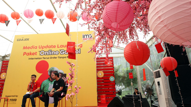 Group Head Channel Management of Indosat Ooredoo Swandi Tjia (kiri) bersama VP Corporate Affairs Gojek Michael Say saat peluncuran Paket Online Gaspol IM3 Ooredoo khusus Pengemudi Gojek di Jakarta, Selasa (12/2/19). Dengan Paket Online Gaspol, para mitra driver dapat merasakan kemudahan dalam berkomunikasi, baik layanan telpon, SMS, dan terutama saat mengakses internet.