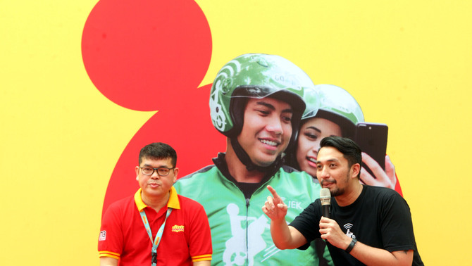 VP Corporate Affairs Gojek Michael Say (kanan) bersama Group Head Channel Management of Indosat Ooredoo Swandi Tjia saat peluncuran Paket Online Gaspol IM3 Ooredoo khusus Pengemudi Gojek di Jakarta, Selasa (12/2/19). Dengan Paket Online Gaspol, para mitra driver dapat merasakan kemudahan dalam berkomunikasi, baik layanan telpon, SMS, dan terutama saat mengakses internet.