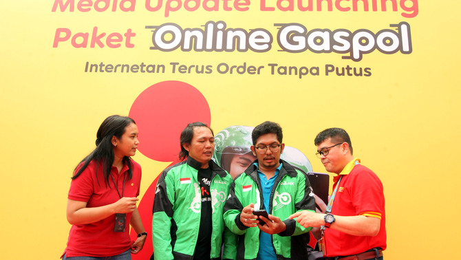 Group Head Channel Management of Indosat Ooredoo Swandi Tjia (kanan) bersama DH Bank , Financial Svc. & Online Channel of Indosat Ooredoo Umi Suryani (kiri) berbincang dengan Mitra driver Gojek usai peluncuran Paket Online Gaspol IM3 Ooredoo khusus Pengemudi Gojek di Jakarta, Selasa (12/2/19). Dengan Paket Online Gaspol, para mitra driver dapat merasakan kemudahan dalam berkomunikasi, baik layanan telpon, SMS, dan terutama saat mengakses internet.