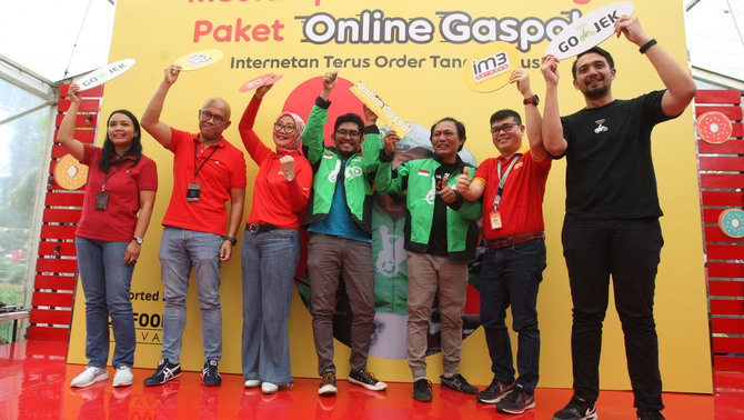 Dari kiri ke kanan, DH Bank , Financial Svc. & Online Channel of Indosat Ooredoo Umi Suryani, Head of Region Jabodetabek of Indosat Ooredoo Edi Riyanto, Group Head Corporate Communications of Indosat Ooredoo Turina Farouk, Mitra Gojek, Group Head Channel Management of Indosat Ooredoo Swandi Tjia, dan VP Corporate Affairs Gojek Michael Say saat peluncuran Paket Online Gaspol IM3 Ooredoo khusus Pengemudi Gojek di Jakarta, Selasa (12/2/19). Dengan Paket Online Gaspol, para mitra driver dapat merasakan kemudahan dalam berkomunikasi, baik layanan telpon, SMS, dan terutama saat mengakses internet.
