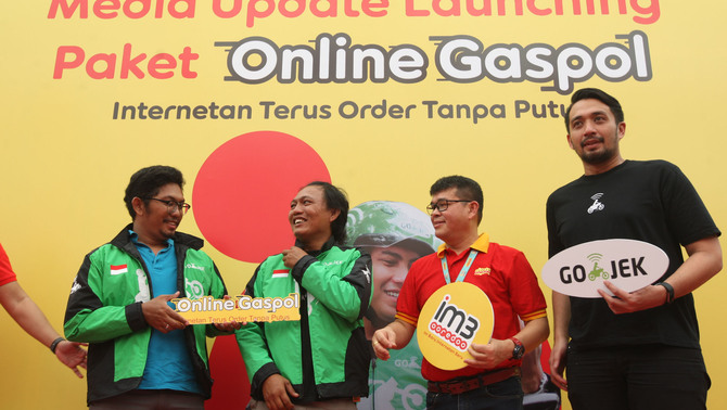 Group Head Channel Management of Indosat Ooredoo Swandi Tjia (kedua kiri) bersama VP Corporate Affairs Gojek Michael Say berbincang dengan mitra driver Gojek saat peluncuran Paket Online Gaspol IM3 Ooredoo khusus Pengemudi Gojek di Jakarta, Selasa (12/2/19). Dengan Paket Online Gaspol, para mitra driver dapat merasakan kemudahan dalam berkomunikasi, baik layanan telpon, SMS, dan terutama saat mengakses internet.