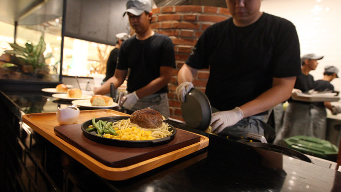 Aktivitas di dapur Ishigamaya saat peresmian restoran Ishigamaya di Jakarta, Selasa (12/2/19). Hamburg merupakan salah satu simbol sajian daging dan salah satu sumber energi bagi orang Jepang.
