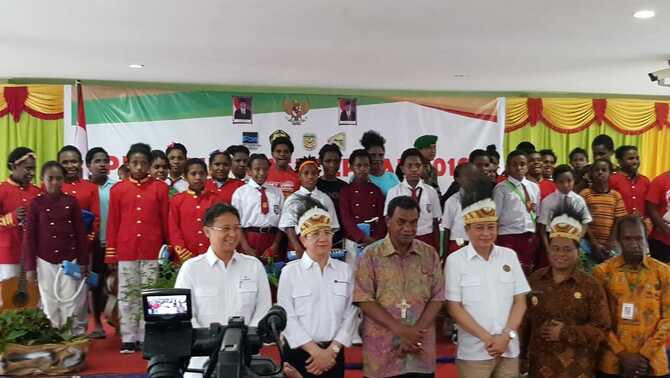 Menteri ESDM Ignasius Jonan (depan, ketiga dari kanan) dalam kunjungan ke Sekolah Taruna Papua di Timika, 2 Mei 2019.
