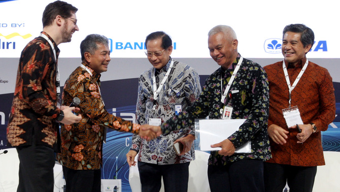 Presiden Direktur PT Bank Central Asia Tbk (BCA) Jahja Setiaatmadja, bersama Direktur Utama BRI Sunarso, Presiden Direktur  Maybank Indonesia Taswin Zakaria dan Deputi Komisioner Pengawas Perbankan OJK Boedi Armanto pada acara forum IBEX 2019 bertema 
