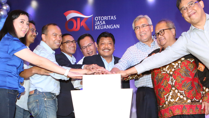 Kepala Eksekutif Pengawas Industri Keuangan Non-Bank Otoritas Jasa Keuangan, Riswinandi bersama Ketua Umum AFPI, Adrian Gunadi, Direktur Pengaturan, Perizinan dan Pengawasan Fintech Otoritas Jasa Keuangan, Hendrikus Passagi, Anggota Dewan Pembina AFPI, Andreas Eddy Susetyo (ketiga kiri), Ketua Harian AFPI Kuseryansyah, Wakil Ketua Umum AFPI, Sunu Widyatmoko, Dewan Pembina AFPI Rahmat Waluyo menekan tombol bersama saat peluncuran Fintech Data Centre (FDC) pada HUT 1 Tahun AFPI di Jakarta, Senin (11/11/2019).