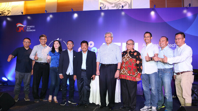 Kepala Eksekutif Pengawas Industri Keuangan Non-Bank Otoritas Jasa Keuangan, Riswinandi (tengah) bersama Ketua Umum AFPI, Adrian Gunadi (kedua kiri), Direktur Pengaturan, Perizinan dan Pengawasan Fintech Otoritas Jasa Keuangan, Hendrikus Passagi (kiri), Anggota Dewan Pembina AFPI, Andreas Eddy Susetyo (ketiga kiri), Ketua Harian AFPI Kuseryansyah (kanan), Wakil Ketua Umum AFPI, Sunu Widyatmoko (kedua kanan), Dewan Pembina AFPI Rahmat Waluyo (ketiga kanan) pada HUT 1 Tahun AFPI di Jakarta, Senin (11/11/2019).
