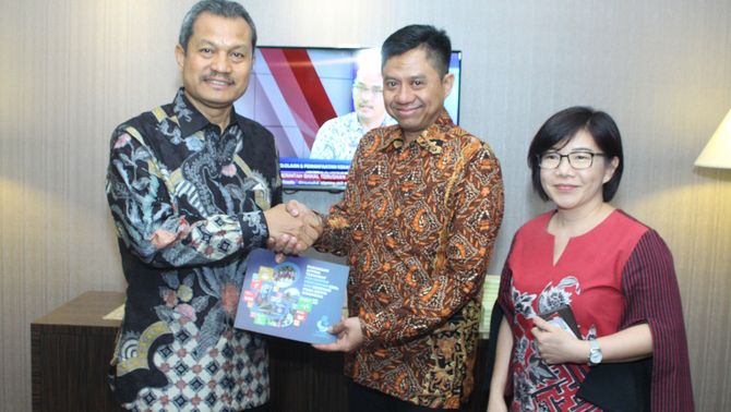 Direktur Pemberitaan BeritaSatu Media Holdings Primus Dorimulu (kiri) menerima buku Dukungan APPNIA Terhadap Percepatan Pencapaian SDGs dan Generasi Masa Depan Indonesia dari Ketua Asosiasi Perusahaan Produk Bernutrisi untuk Ibu dan Anak (APPNIA) Rivanda Idiyanto (tengah) dan Direktur Eksekutif APPNIA Dr. Poppy Kumala (kanan) saat media visit APPNIA ke redaksi BeritaSatu Media Holdings, Jakarta, Senin 11 November 2019. APPNIA mengangkat isu cegah stunting pada anak dengan mendukung program pemerintah di bidang kesehatan. 
