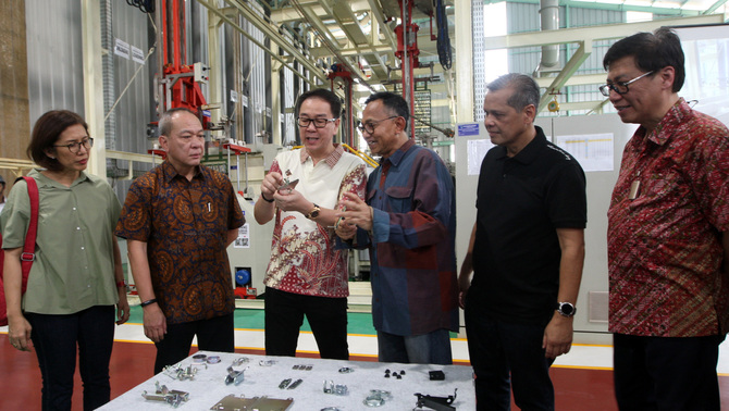 Presiden Direktur Astra Prijono Sugiarto (ketiga kiri), bersama Direktur Astra Johannes Loman (kanan) Gita Tiffany Boer (kiri), Suparno Djasmin (kedua kiri), Presdir Astra Mitra Ventura Jefri R. Sirait (kedua kanan) dan Presiden Direktur PT Rahmat Perdana Adhimetal Syaeful Munir (ketiga kanan) saat kunjungan lapangan (Genba) dalam rangka Astraventure Day 2019 ke PT  PT Rahmat Perdana Adhimetal, di Cikarang, Senin (11/11/2019). Kunjungan lapangan yang mengusung tema Innitiating SME’s as Enablers of Digitalization tersebut merupakan bentuk dukungan Astra Ventura untuk IKM dari segi pemanfaatan teknologi agar dapat bersaing secara kompetitif di tengah disrupsi teknologi saat ini. 