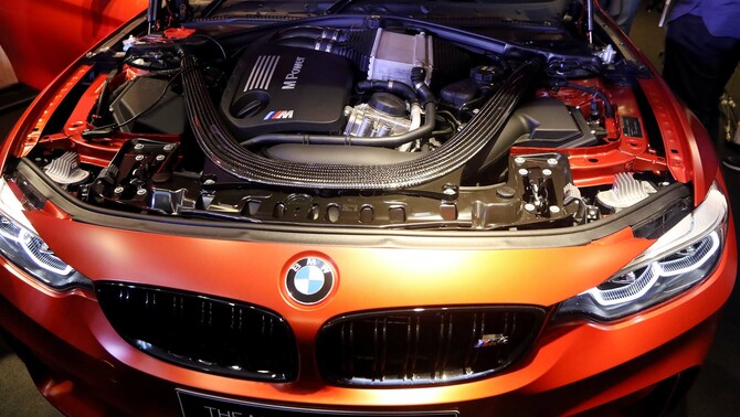 Ruang mesin kendaraan seri terbaru BMW M4 Competition dalam peluncurannya di Eurokars Gallery Plaza Indonesia, Jakarta, Selasa 12 November 2019. 