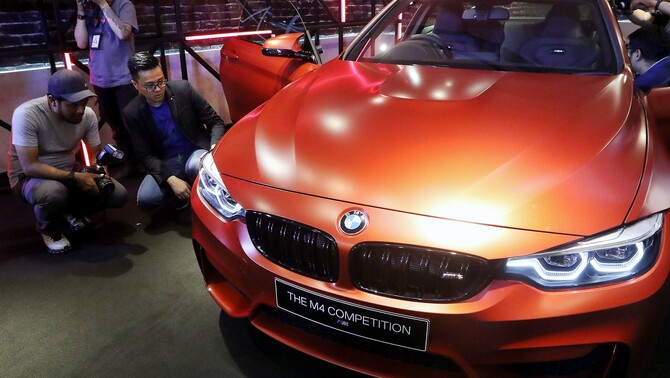 Kendaraan seri terbaru BMW M4 Competition dalam peluncurannya di Eurokars Gallery Plaza Indonesia, Jakarta, Selasa 12 November 2019. 