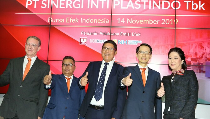 Direktur Utama PT Sinergi Ini Plastindo Tbk, Eric Budisetio Kurniawan  bersama jajaran direksi dan komisaris serta Direktur Utama PT Bursa Efek Indonesia (BEI)  Inarno Djajadi (tengah) berfoto bersama saat pencatatan saham perdana atau initial public offering (IPO) di BEI, Jakarta, Kamis (14/11/2019). 