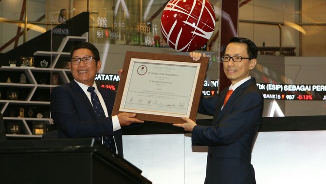Direktur Utama PT Sinergi Ini Plastindo Tbk, Eric Budisetio Kurniawan (kanan) menerima sertifikat saham dari Direktur Utama PT Bursa Efek Indonesia (BEI)  Inarno Djajadi saat pencatatan saham perdana atau initial public offering (IPO) di Bursa Efek Indonesia (BEI), Jakarta, Kamis (14/11/2019).