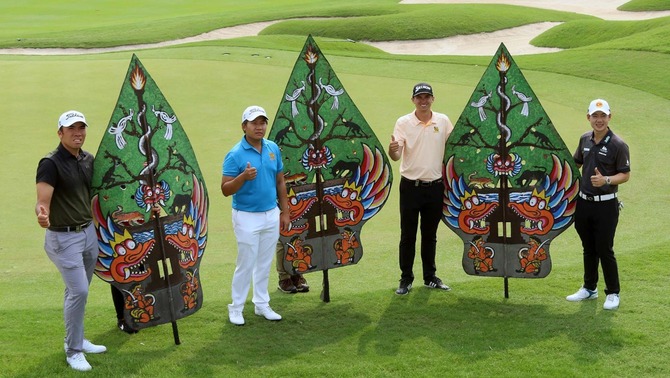 Pegolf Indonesia Rory Hie berfoto bersama Pegolf Thailand Poom Saksansin, Pegolf Amerika Serikat John Catlin, dan Pegolf Thailand Jazz Janewattananond di sela Press Conference BNI Indonesian Masters 2019 di Royale Jakarta Golf Club, Rabu (11/12/2019).