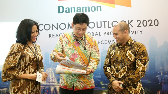 Treasury & Capital Market Head Bank Danamon Herman Savio (tengah) bersama Ekonom Bank Danamon Wisnu Wardana (kanan)  dan Corporate Communications Head Atria Rai disela Media Workshop - Economic Outlook 2019 di Jakarta, Kamis (12/12/2019)