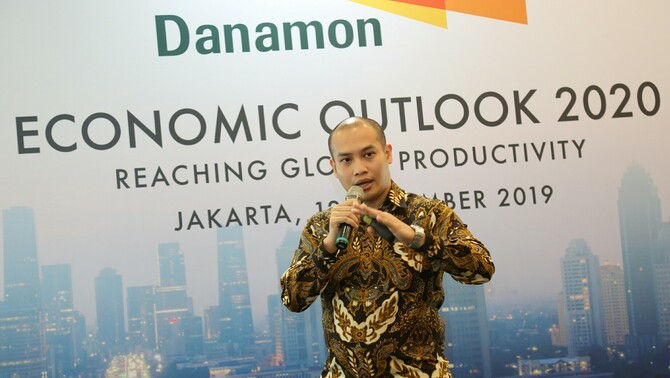 Ekonom Bank Danamon Wisnu Wardana saat Media Workshop - Economic Outlook 2019 di Jakarta, Kamis (12/12/2019)