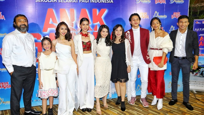 Para pemain Anak Garuda pada Gala Premiere Film Anak Garuda di Jakarta, Senin (13/1/2020).