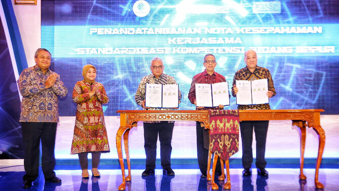 Gubernur Bank Indonesia Perry Warjiyo (kiri) bersama Menteri Ketenagakerjaan Ida Fauziyah (kedua kiri), Deputi Gubernur Sugeng (kedua kanan), Dirjen Pembinaan Pelatihan dan Produktivitas Kemenaker BambangSatrio Lelono (ketiga kiri) dan Ketua Badan Nasional Sertifikasi Profesi Kunjung Masehat (kanan) pada acara Penandatanganan Nota Kesepahaman antara Bank Indonesia, Kemenaker dan Badan Nasional Sertifikasi Profesi di Jakarta, Senin, 9 Maret 2020.
