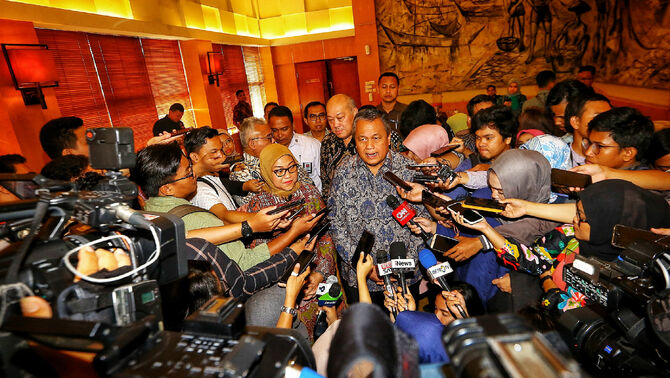 Gubernur Bank Indonesia Perry Warjiyo  bersama Menteri Ketenagakerjaan Ida Fauziyah memberikan keterangan pers seusai acara Penandatanganan Nota Kesepahaman antara Bank Indonesia, Kemenaker dan Badan Nasional Sertifikasi Profesi di Jakarta, Senin, 9 Maret 2020.