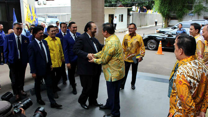Ketua Umum Partai Golkar Airlangga Hartarto (kanan) bersama pengurus partai Golkar menyambut kedatangan Ketua Umum Partai NasDem Surya Paloh di Kantor DPP Partai Golkar, Slipi, Jakarta Barat, Senin, 9 Maret 2020.