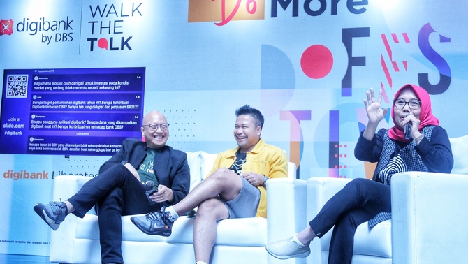 Managing Director, Head of Digital Banking Group PT Bank DBS Indonesia, Leonardo Koesmanto (kiri) bersama Founder of Jouska.id, Aakar Abyasa Fidzuno (kedua kiri) dan Direktur Pembiayaan Syariah Kementerian Keuangan, Dwi Irianty Hadiningdyah (kanan)  pada acara diskusi Financial Planning 101, dengan tema 'Invest Now: Anti Gaji Numpang Lewat', di Jakarta. 
