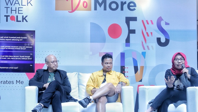 Managing Director, Head of Digital Banking Group PT Bank DBS Indonesia, Leonardo Koesmanto (kiri) bersama Founder of Jouska.id, Aakar Abyasa Fidzuno (kedua kiri) dan Direktur Pembiayaan Syariah Kementerian Keuangan, Dwi Irianty Hadiningdyah (kanan)  pada acara diskusi Financial Planning 101, dengan tema 'Invest Now: Anti Gaji Numpang Lewat', di Jakarta. 
