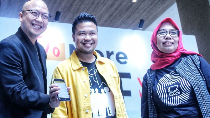Managing Director, Head of Digital Banking Group PT Bank DBS Indonesia, Leonardo Koesmanto (kiri) bersama Founder of Jouska.id, Aakar Abyasa Fidzuno (kedua kiri) dan Direktur Pembiayaan Syariah Kementerian Keuangan, Dwi Irianty Hadiningdyah (kanan)  pada acara diskusi Financial Planning 101, dengan tema 'Invest Now: Anti Gaji Numpang Lewat', di Jakarta. 
