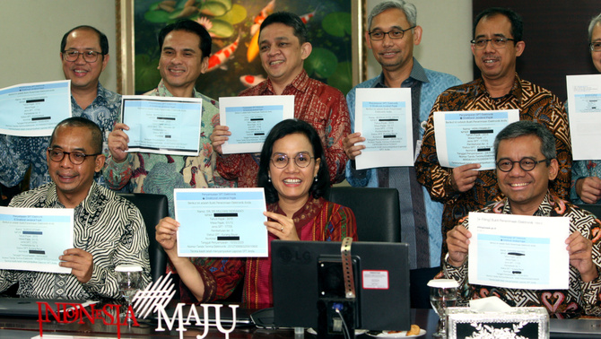 Menteri Keuangan Sri Mulyani Indrawati (duduk tengah) bersama Wakil Menteri Keuangan Suahasil Nazara (duduk kanan), Direktur Jenderal Pajak Suryo Utomo (duduk kiri), serta jajaran eselon Kementerian Keuangan lainnya, menunjukkan bukti penerimaan elektronik usai penyerahan Surat Pemberitahuan Tahunan (SPT) Pajak 2019, di Kantor Pusat Dirjen Pajak di Jakarta, Selasa (10/3/2020). Jajaran pejabat  Kementerian Keuangan serempak menyerahkan SPT Pajak dalam rangka meningkatkan kesadaran dan mendorong kepatuhan perpajakan masyarakat dalam penyampaian SPT Pajak 2019.