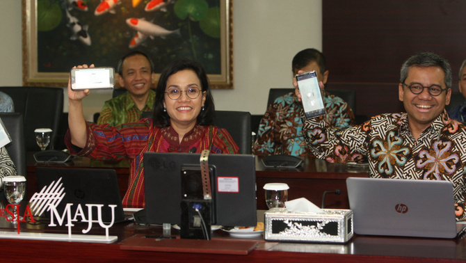 Keuangan Sri Mulyani Indrawati (kiri) bersama Wakil Menteri Keuangan Suahasil Nazara menunjukan bukti penerimaan eletronik usai penyerahan Surat Pemberitahuan Tahunan (SPT) Pajak 2019, di Kantor Pusat Dirjen Pajak di Jakarta, Selasa (10/3/2020). Jajaran pejabat  Kementerian Keuangan serempak menyerahkan SPT Pajak dalam rangka meningkatkan kesadaran dan mendorong kepatuhan perpajakan masyarakat dalam penyampaian SPT Pajak 2019.
