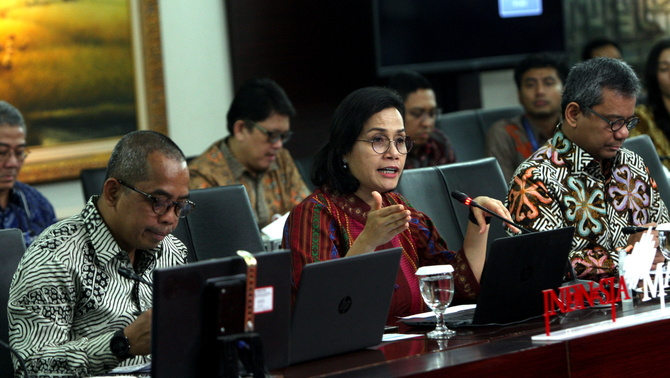 Menteri Keuangan RI Sri Mulyani Indrawati, didampingi Wakil Menteri Keuangan RI Suahasil Nazara dan Direktur Jenderal Pajak Suryo Utomo memberikan keterangan pers usai penyerahan Surat Pemberitahuan Tahunan (SPT) Pajak 2019, di Kantor Pusat Dirjen Pajak di Jakarta, Selasa (10/3/2020). Jajaran pejabat  Kementerian Keuangan serempak menyerahkan SPT Pajak dalam rangka meningkatkan kesadaran dan mendorong kepatuhan perpajakan masyarakat dalam penyampaian SPT Pajak 2019.
