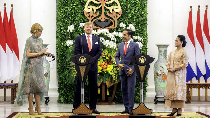 Presiden Joko Widodo (dua kanan) di dampingi Ibu Negara Iriana Joko Widodo (kanan) bersama Raja Belanda Willem Alexander (dua kiri), dan Ratu Belanda Ratu Maxima Zorreguieta Cerruti, menyampaikan pernyataan pers bersama dalam kunjungan kenegaraan di Istana Bogor, Jawa Barat, Selasa, 10 Maret 2020.