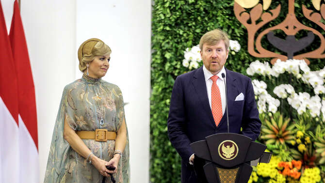 Raja Belanda Willem Alexander (dua kiri), dan Ratu Belanda Ratu Maxima Zorreguieta Cerruti, menyampaikan pernyataan pers bersama dalam kunjungan kenegaraan di Istana Bogor, Jawa Barat, Selasa, 10 Maret 2020.