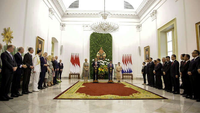 Presiden Joko Widodo (dua kanan) di dampingi Ibu Negara Iriana Joko Widodo (kanan) bersama Raja Belanda Willem Alexander (dua kiri), dan Ratu Belanda Ratu Maxima Zorreguieta Cerruti menyampaikan pernyataan pers bersama dalam kunjungan kenegaraan di Istana Bogor, Jawa Barat, Selasa, 10 Maret 2020.