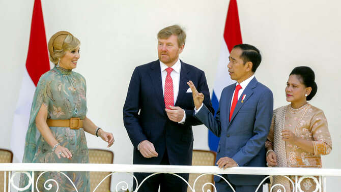 Presiden Joko Widodo (dua kanan) di dampingi Ibu Negara Iriana Joko Widodo (kanan) berbincang bersama Raja Belanda Willem Alexander (dua kiri), dan Ratu Belanda Ratu Maxima Zorreguieta Cerruti dalam kunjungan kenegaraan di Istana Bogor, Jawa Barat, Selasa, 10 Maret 2020.