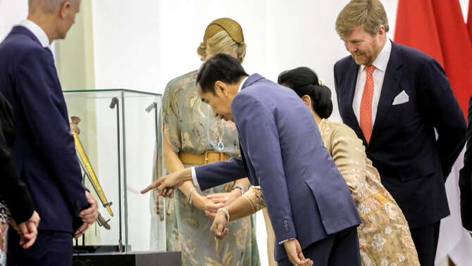 Presiden Joko Widodo (tengah) dan Raja Belanda Willem Alexander (kanan) didampingi Ratu Maxima Zorreguieta Cerruti melihat keris Pangeran Diponegoro disela kunjungan kenegaraan di Istana Bogor, Jawa Barat, Selasa, 10 Maret 2020. 