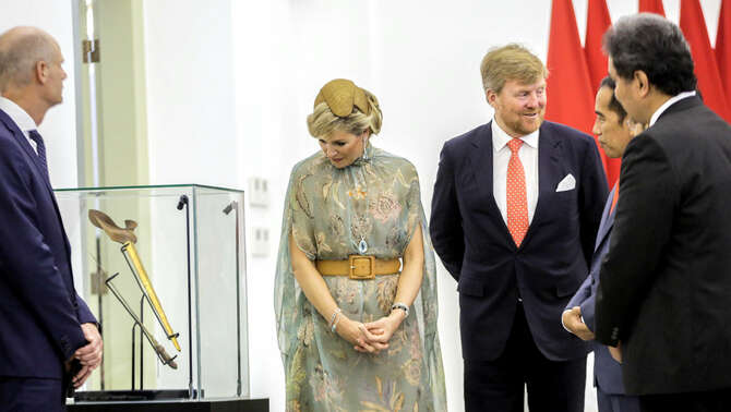 Presiden Joko Widodo (tengah) dan Raja Belanda Willem Alexander (kanan) didampingi Ratu Maxima Zorreguieta Cerruti melihat keris Pangeran Diponegoro disela kunjungan kenegaraan di Istana Bogor, Jawa Barat, Selasa, 10 Maret 2020.