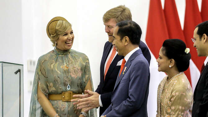 Presiden Joko Widodo (tengah) didampingi Ibu Negara Iriana Joko Widodo (dua kanan), bersama Raja Belanda Willem Alexander (dua kiri) dan Ratu Maxima Zorreguieta Cerruti melihat keris Pangeran Diponegoro disela kunjungan kenegaraan di Istana Bogor, Jawa Barat, Selasa, 10 Maret 2020. 